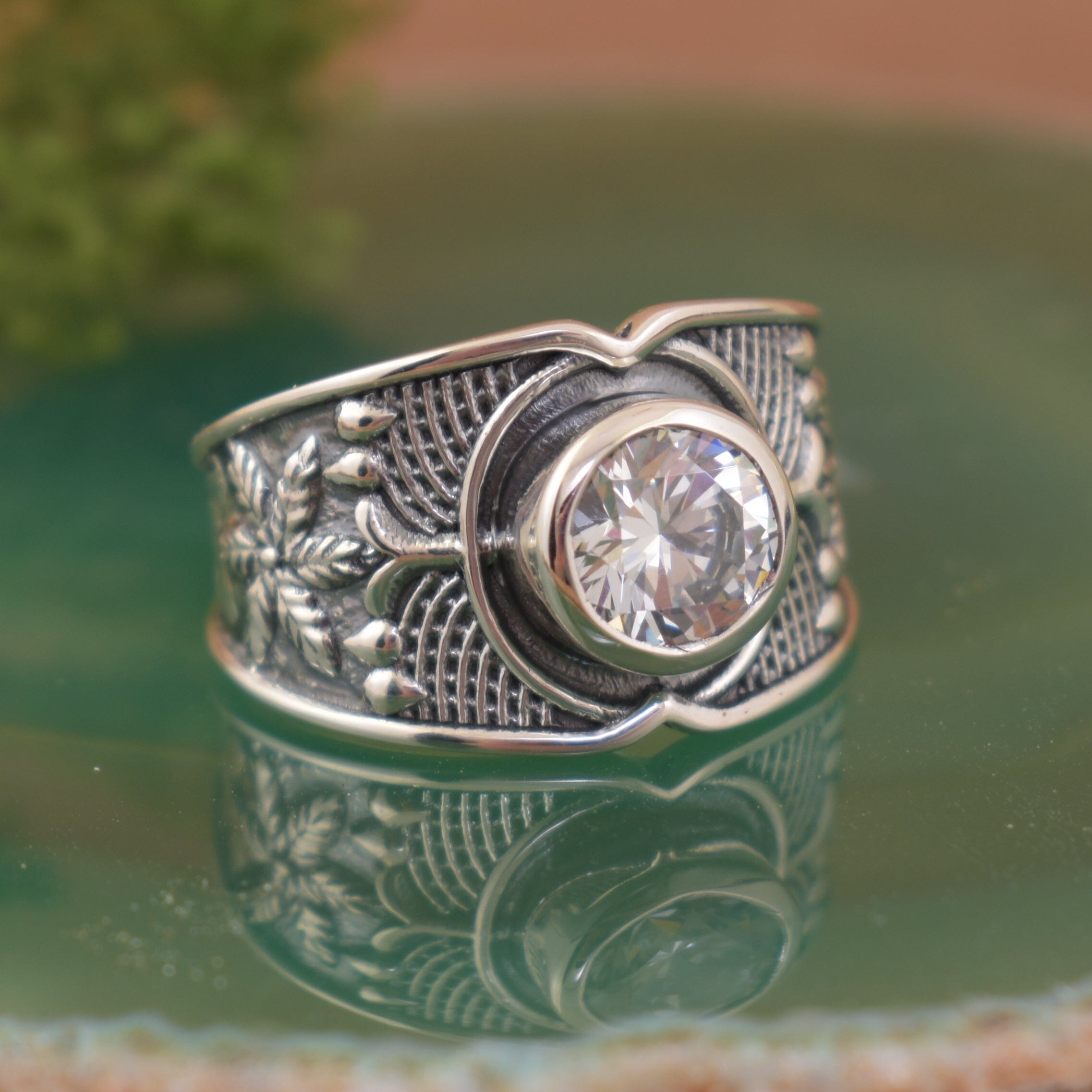 Tropical-inspired .925 sterling silver ring with round cz stone